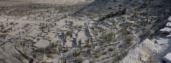 Panoramatický pohled na rozvaliny dávného sídliště - Ruinas de Quilmes, Argentina