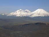 Nevados de Payachatas - Pomerape (6282m) a Parinacota (6348m) a v pozadí mezi nimi vykukující Sajama (6542m), Bolívie/Chile