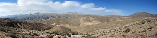 Typická scenérie andského podhůří (precordillera) - přibližně ve 2500 metrech nad mořem, Chile