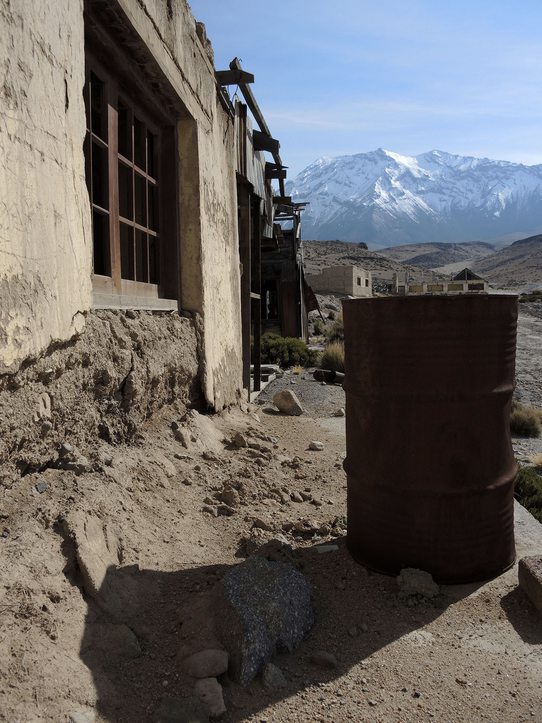 Pozůstatky továrny na zpracování síry v Aguas Calientes, Chile