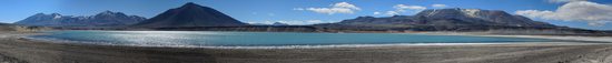 Laguna Verde s výhledem na protější kopce (zleva): Cerro Peña Blanca (6028m) volně přecházející v Cerro El Ermitaño (6146m), černý Cerro Laguna Verde (5830m) a Falso Azufre (5890m) na hranici Chile a Argentiny.