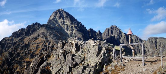 Krásný výhled na Lomnický (2634m) a Kežmarský štít (2556m) je z vyhlídky z Lomnické věže, Vysoké Tatry, Slovensko