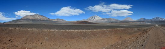 Vysokohorská oblast argentinsko-chilského puny - téměř všechny kopce kolem přesahují hranici 6000 metrů.