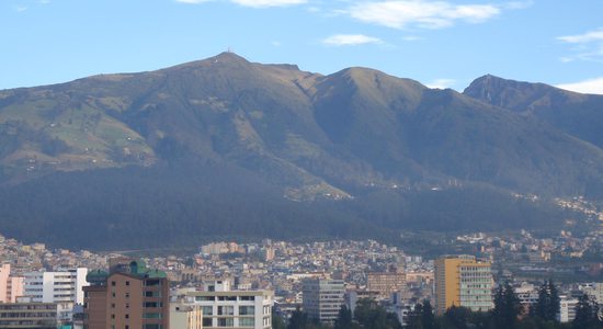 Quito z terasy hostalu Casa Bambu, na pozadí vulkán Pichincha