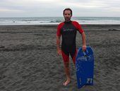 testovani bodyboardu u plaze blizko New Plymouth