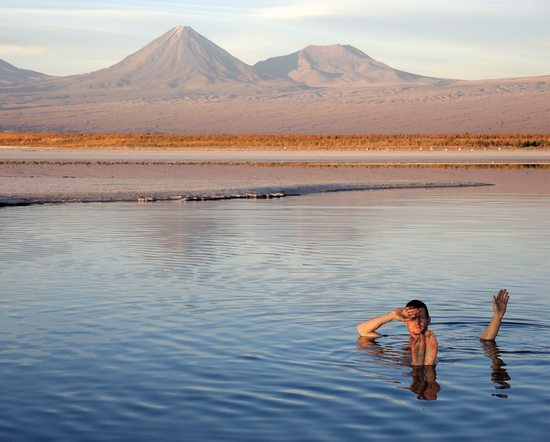 Jirka nadnášen prosolenou vodou laguny Cejar - Salar de Atacama, Chile
