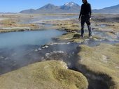 Jirka a na pozadí sopka Arintika (5585m), Salar de Surire, Chile