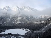 Poslední ohlédnutí na chatu a nastupujeme do stěny Tupé, Vysoké Tatry, Slovensko