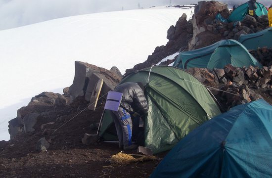 Všichni Rusové nosili velmi důmyslný doplněk - k pasu měli gumou přichycený kus karimatky, aby si mohli kdykoliv sednout a nenastydnout.