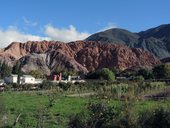 Mnohabarevné skalní útvary nad obcí Purmamarca, Argentina