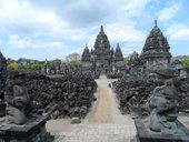 Starověké javánské chrámy v Borobudur, Mendit a Prambanan, Jáva, Indonésie