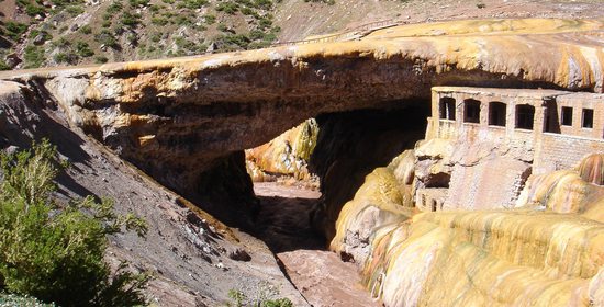 Objekt dnes již nefungujících lázní v Puente del Inca, Argentina, 24. ledna 2006