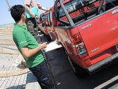 Jirka při přebírání vozu pro jistotu kontroluje i škrábance na střeše, Iquique, Chile