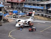 Kunovickým stroj L-410 na letišti v Lukle, Himálaj, Nepál