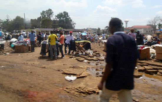 Tržiště, kde se prodává zboží na zemi jsou hlavně na severním předměstí Nairobi.