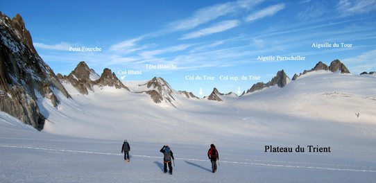 Po ledovcovém plató Trient se blížíme pod stěny Tête Blanche - přehled vrcholů a sedel - pohled směrem na západ