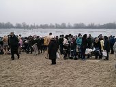 Davy lidí na Obolonském nábřeží, Kyjev