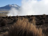 Pára nad Salarem de Surire a sopka Pukintika (5740m), Chile