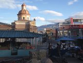 Obrázky z ulic a náměstí městečka Otavalo - tržnice na náměstí Plaza de Ponchos, Ekvádor