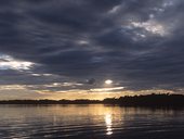 Západ slunce nad Lagunas Cuyabeno, Ekvádor