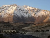 Soumrak nad Tacorou (5980m) a zbytky budov sírových dolů, Aguas Calientes, Chile