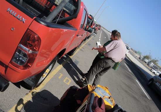 Přebírání Toyoty Hilux před letištním terminálem, Iquique, Chile