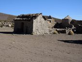 Opuštěná rozpadající se osada Chachacomani, NP Isluga, Chile