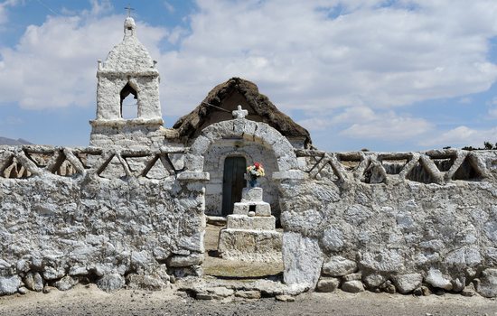 Kostelík v osadě Guacollo na cestě mezi Caquenou a Visviri, Chile