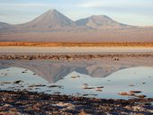 Sopky Juriques (5704m) a Licancabur (5920m) v hlavním andském hřebeni