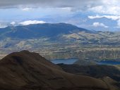 Výhled z Cotacachi (4944m) směrem k jezeru Cuicocha, Ekvádor