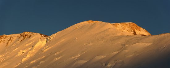 Slunce zapadá a my pozorujeme vrcholový hřeben ze stanu ve výšce 5830m, Pamír, Kyrgyzstán