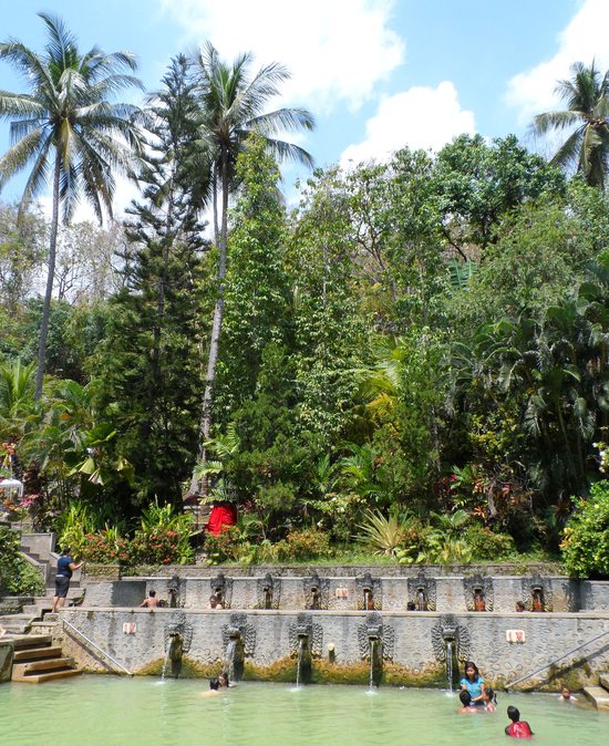 Termální lázně v džungli, Bali, Indonésie