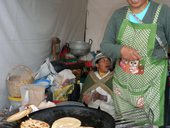 Placky plněné sýrem na indiánském festivalu v Quito, Ekvádor