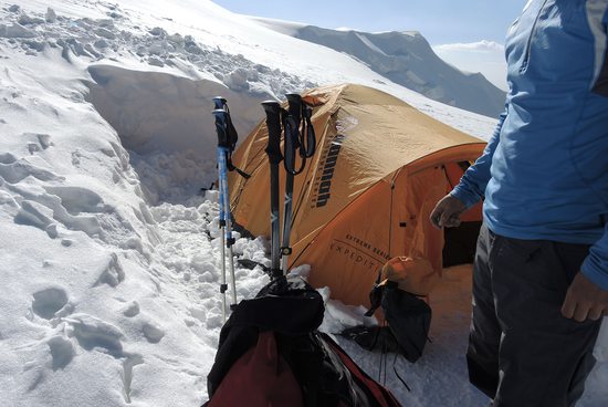 Stan postavený v mezitáboře v 5830m, Pamír, Kyrgyzstán