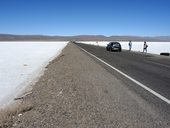 Silnice č. 52 protíná solnou pláň Salinas Grandes ...