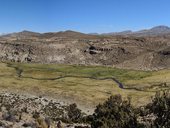 Mirador (vyhlídka) na modrozelenou stužku řeky Isluga a zeleného bofedalu, NP Isluga, Chile