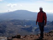 Pohled z vrcholu Point Lenana (4985m) směrem k cestě Chogoria Route, uprostřed fotografie v oblasti jezer na skalním masivu se nachází kemp Minto´s Hut (4300m)