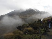 Správce od antén nám jde ukázat nástupní místo výstupu a varuje před počasím, Ekvádor