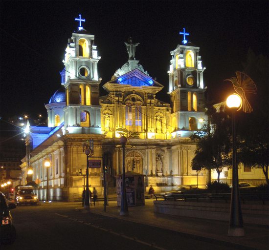 Svatostánky lákají neonovými barvami ovečky k modlitbě - kostel El Jordán, Otavalo, Ekvádor