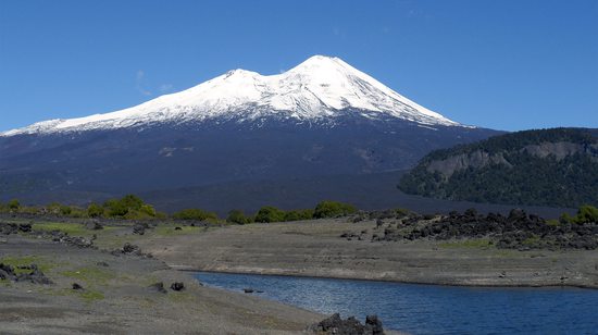 Conguillío, tady ožívají obrazy Zdeňka Buriana - sopky, jezera, lávová pole a araukáriové lesy, Chile