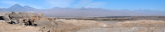 Pohled do zeleného údolí a okolí San Pedro de Atacama z kopců Pohoří soli (Cordillera de la Sal) a na protější straně hlavní hřeben And s výrazným kuželem sopky Licancabur (5920m)