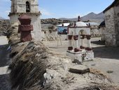 Zvonice a altánek s křížem v osadě Parinacota