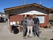 Luis Humberto Carvajal Pérez (84) spolu s cestovateli - nalevo Martin, napravo Jirka, Chusmiza, Chile