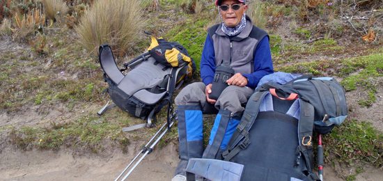 Edgar s naší bagáží během výšlapu k chatě Nuevos Horizontes (4700m).