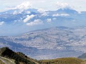 Výstup na sopku Pichincha z konečné stanice lanovky Cruz Loma, Quito, Ekvádor