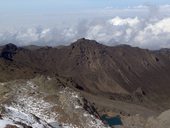 Pohled z vrcholu Point Lenana (4985m) na jihozápadní hřeben, dole vlevo je chata Austrian (4800m)