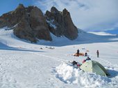 kempovani v Col du Midi, pohled k lanovce