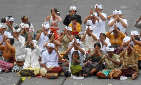 Věřící v chrámu Besakih, Bali, Indonésie