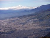 Výstup na sopku Pichincha z konečné stanice lanovky Cruz Loma, Quito, Ekvádor