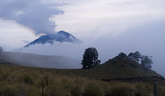 Dýmající Popocatépetl v mracích ...